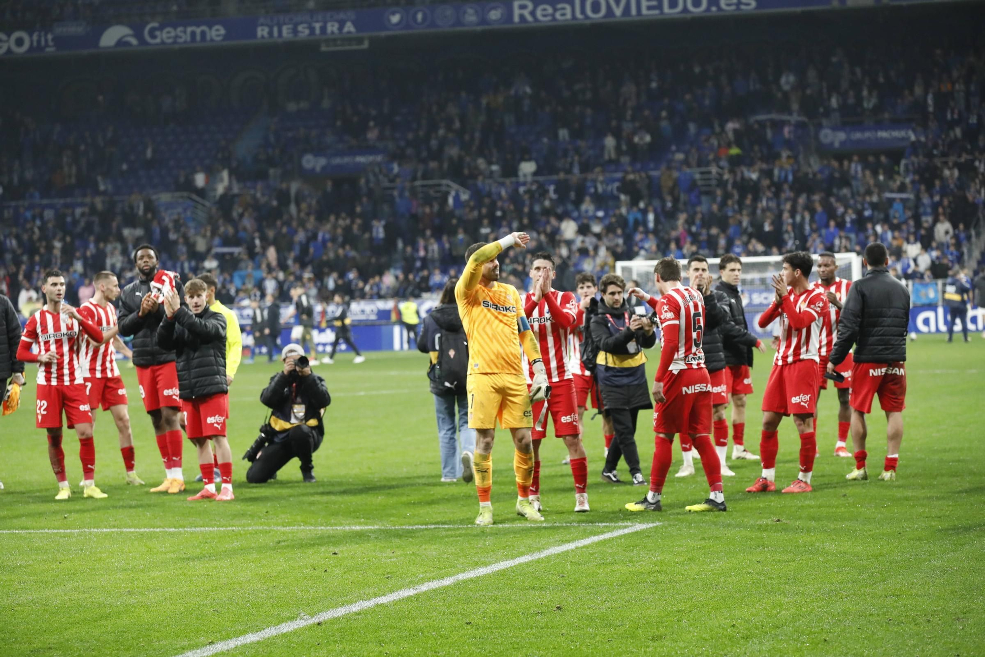 Así fue el derbi asturiano: todas las fotos del encuentro entre el Oviedo y el Sporting en el Tartiere