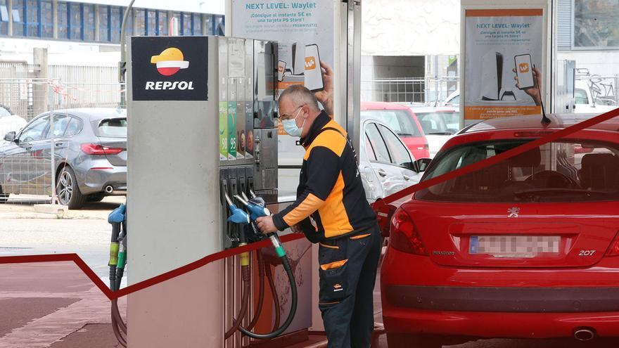 Llenar el depósito del coche cuesta unos 20 euros más que hace un año en Galicia