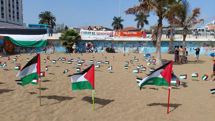 500 banderas palestinas en la playa de Las Alcaraveras para pedir la paz