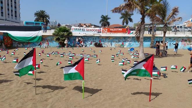 500 banderas por Palestina en la playa de Las Alcaravaneras