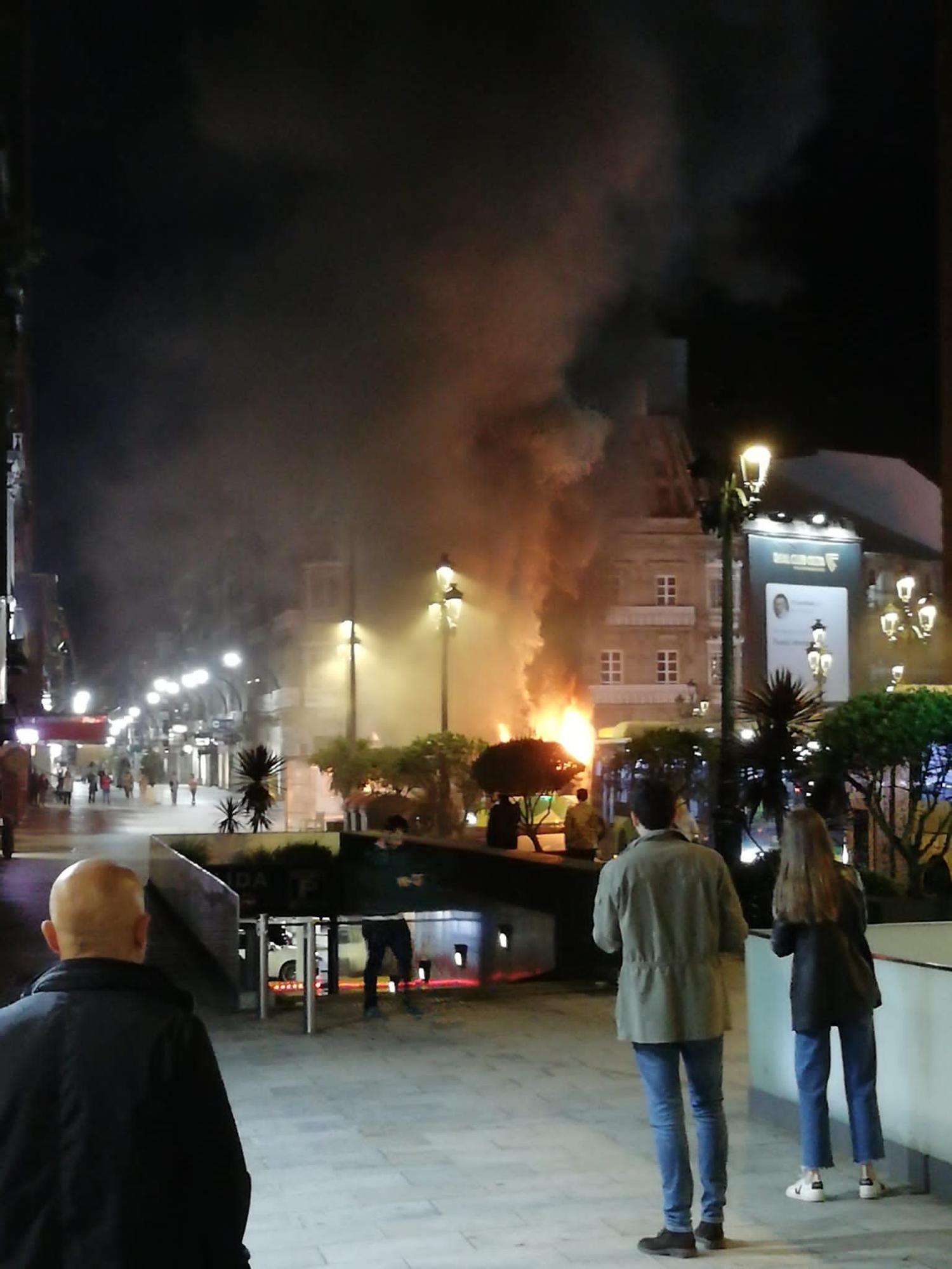 Las llamas calcinan un autobús en pleno centro de Vigo