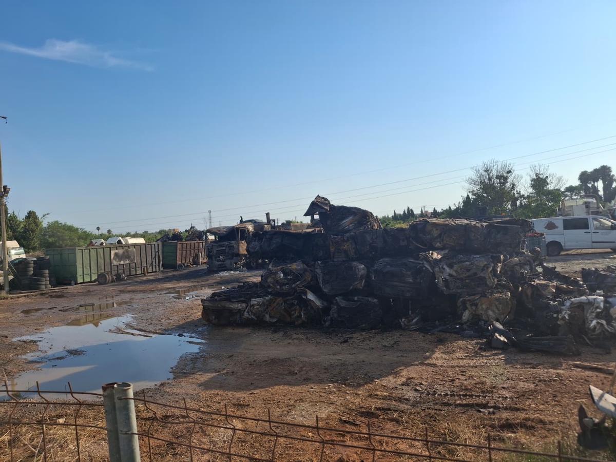 Las imágenes de la destrucción del fuego: así ha quedado la zona del desguace de El Verger devorada por el incendio
