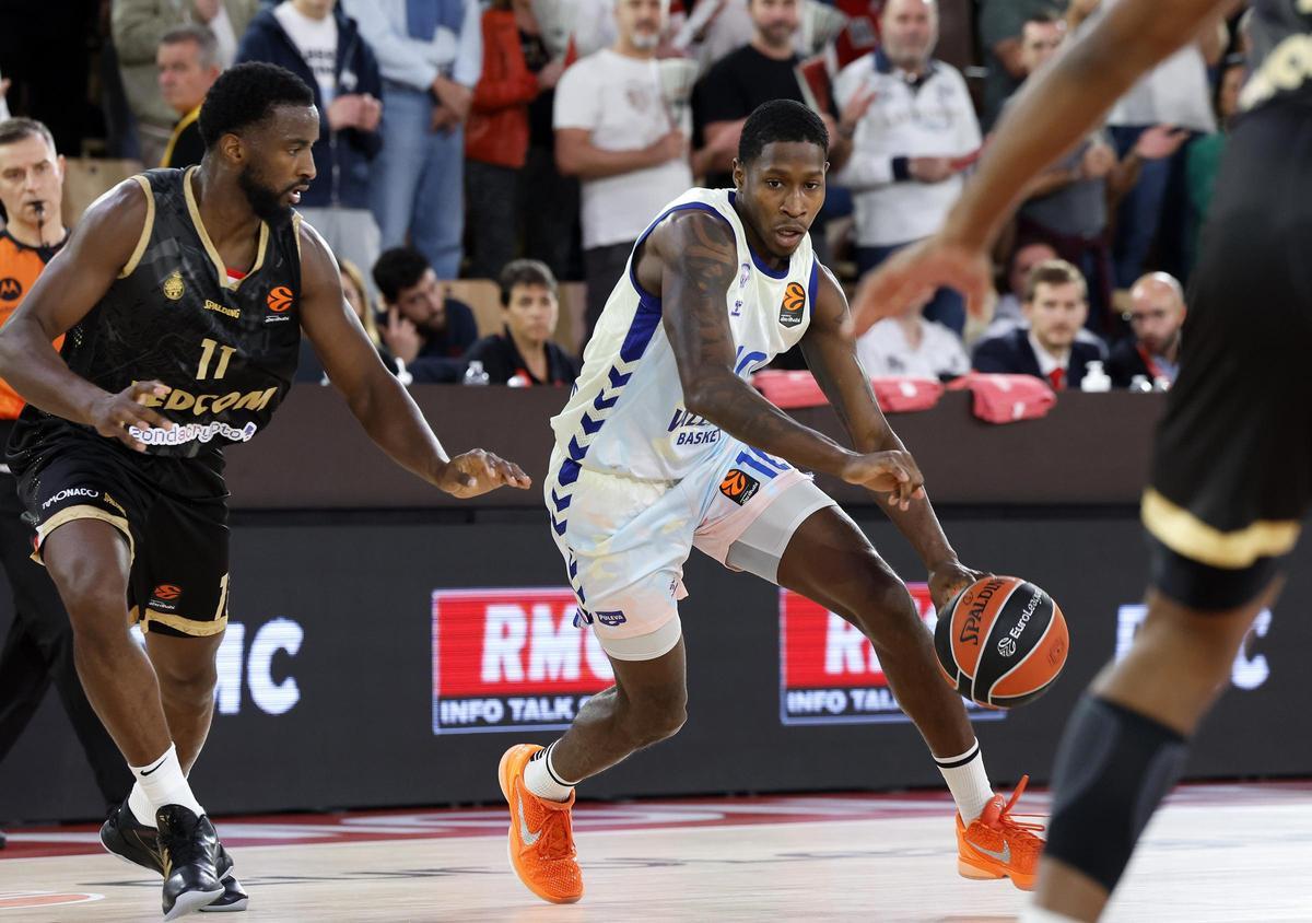Alpha Diallo intenta defender a Omari Moore, lejos de su nivel habitual con solo dos puntos.