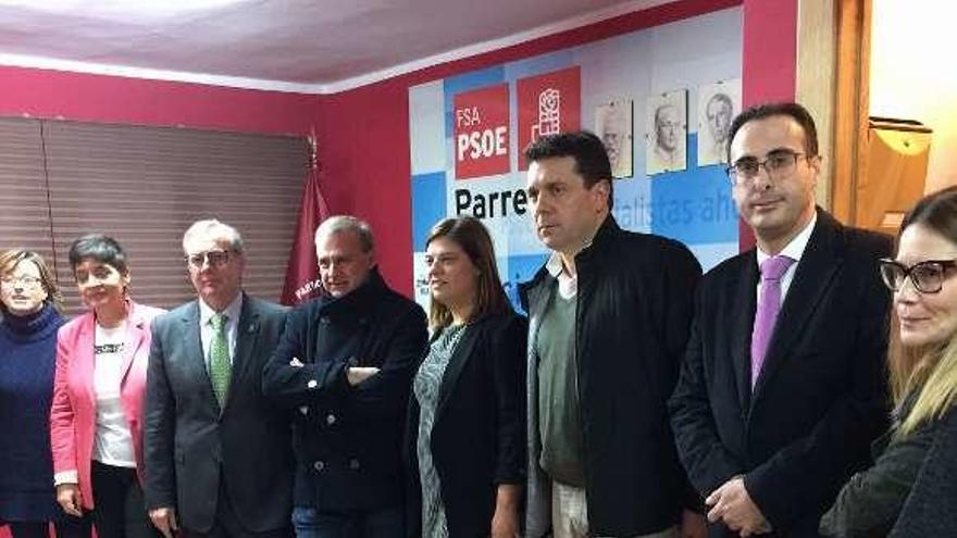 Francisco del Busto, tercero por la izquierda, y Gimena Llamedo, quinta, con los cargos del PSOE en la sede de la agrupación socialista parraguesa.