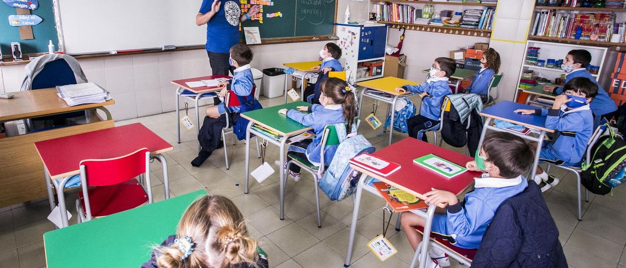 El profesor José Escobedo, con alumnos, en una clase de Primaria del colegio Santa María del Naranco