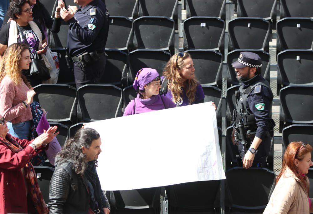 8-M en Málaga | La Policía Local desaloja la tribuna de Semana Santa durante