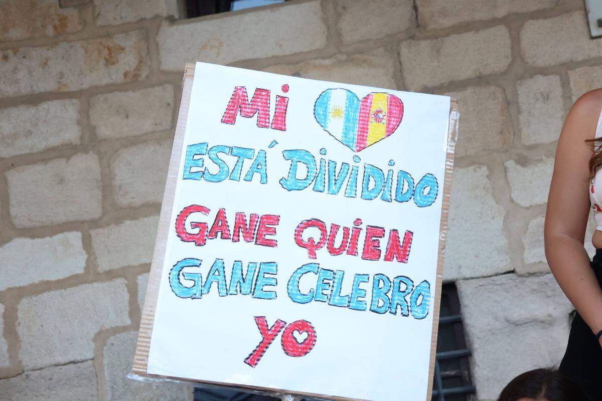 Final del Mundial de fútbol - Aficionados de la selección española ven la final en la Plaza Mayor