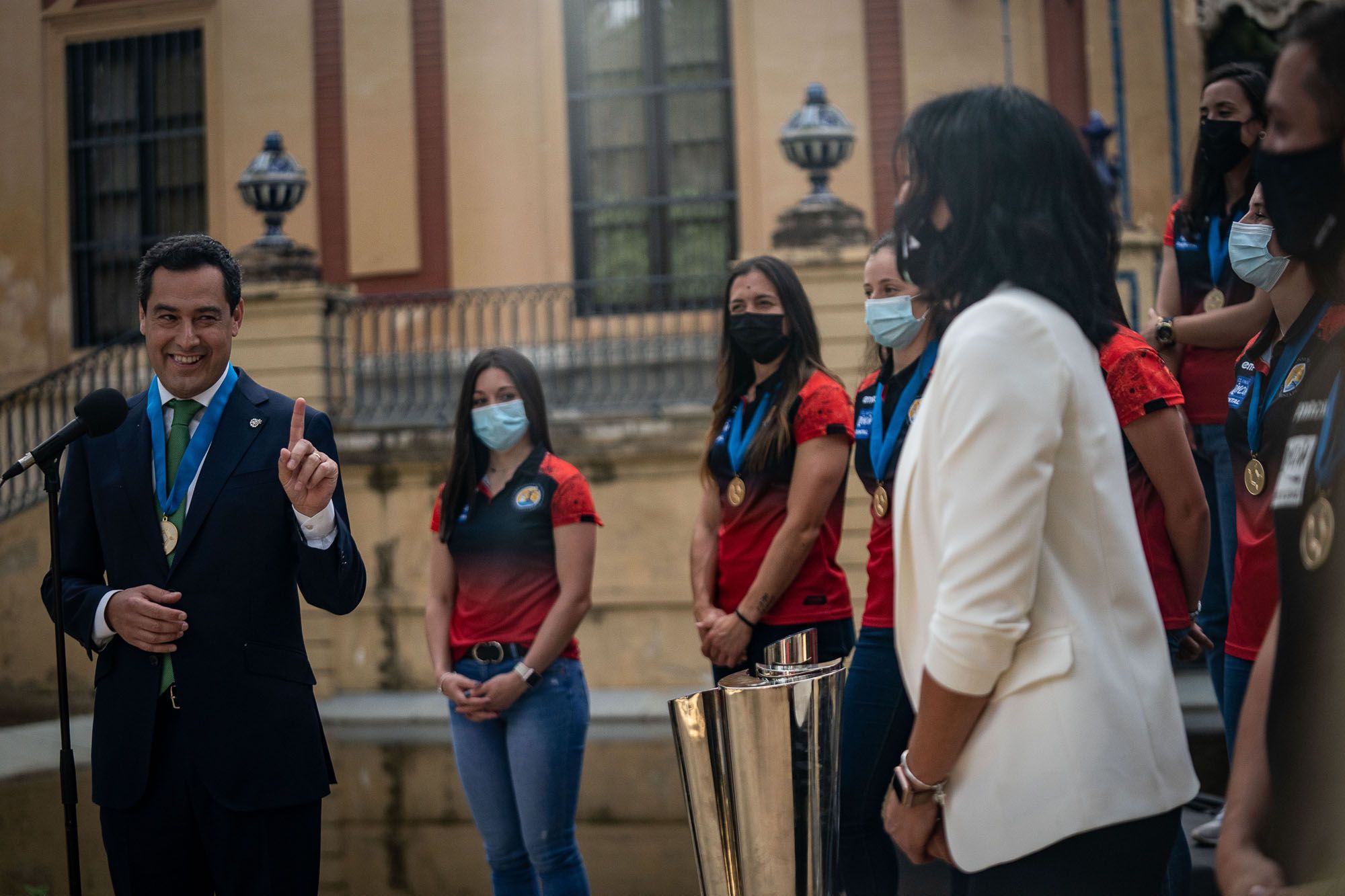 Las imágenes del recibimiento del presidente de la Junta al Rincón Fertilidad Málaga