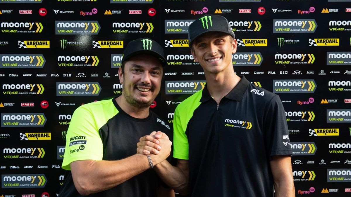 Uccio y Luca Marini han escenificado el acuerdo de renovación en el Team VR46