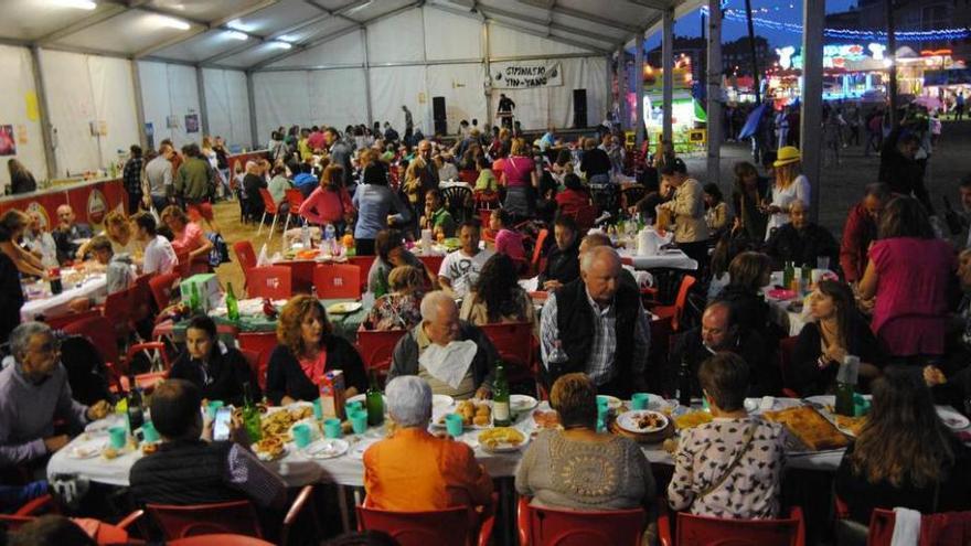 En la imagen superior, un grupo bailando hip hop en el escenario; a la izquierda, la merienda en la carpa del prau de la fiesta lugonense.