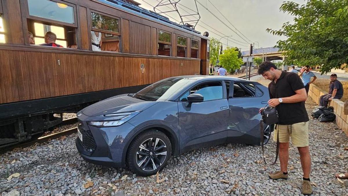 El coche tras chocar contra el tren de Sóller al saltarse el conductor el paso a nivel de Son Hugo.
