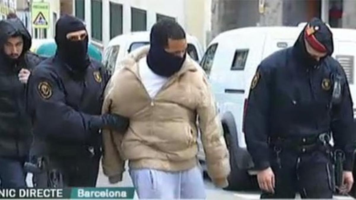 Uno de los detenidos en la operación de los Mossos contra las bandas latinas.
