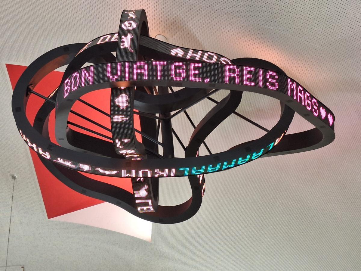 Un marcador luminoso donde se pueden escribir palabras despide la visita de los Reyes Magos al Hospital Sant Joan de Déu en 2025