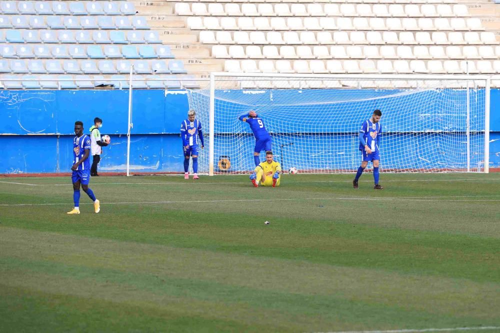 El Lorca Deportiva mejora su imagen pero cae goleado