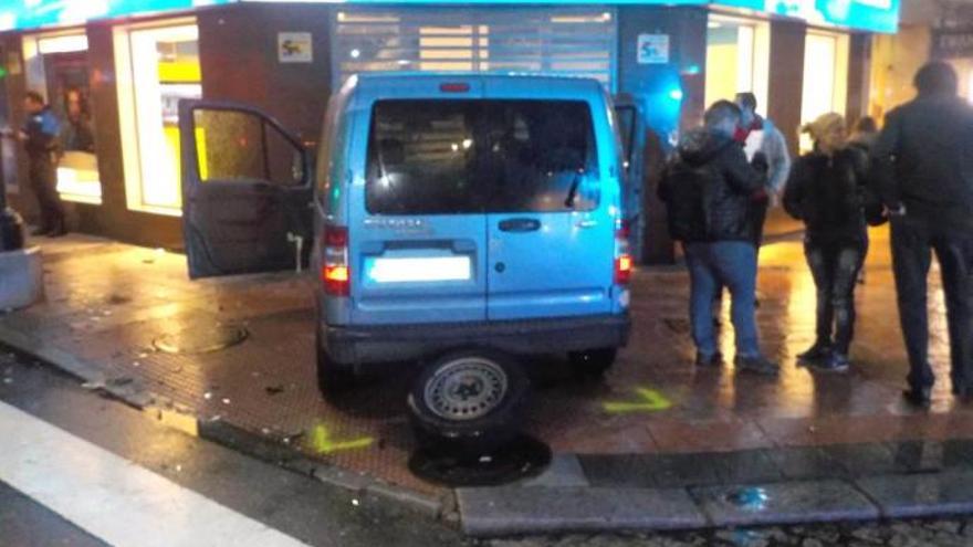 La furgoneta que se estrelló ayer contra una tienda de telefonía en Marqués de Pidal.