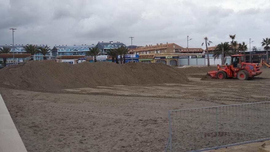 Xàbia levanta diques de arena para frenar el posible temporal