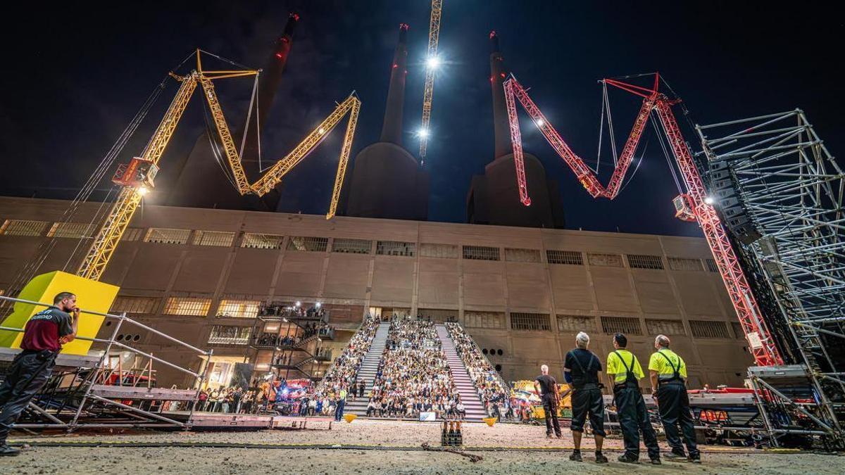 Espectaculo de CABO &amp; CUBE durante inauguración del Congreso Mundial de Arquitectos en las Tres Chimeneas de Sant Adrià de Besòs