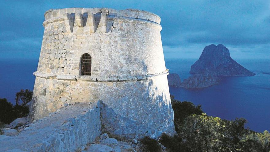 Torre d´es Savinar en Cala d´Hort con vistas a es Vedrà y es Vedranell.