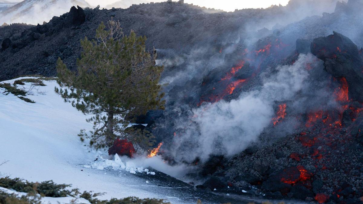 La lava fluye sobre la nieve en el volcán Etna