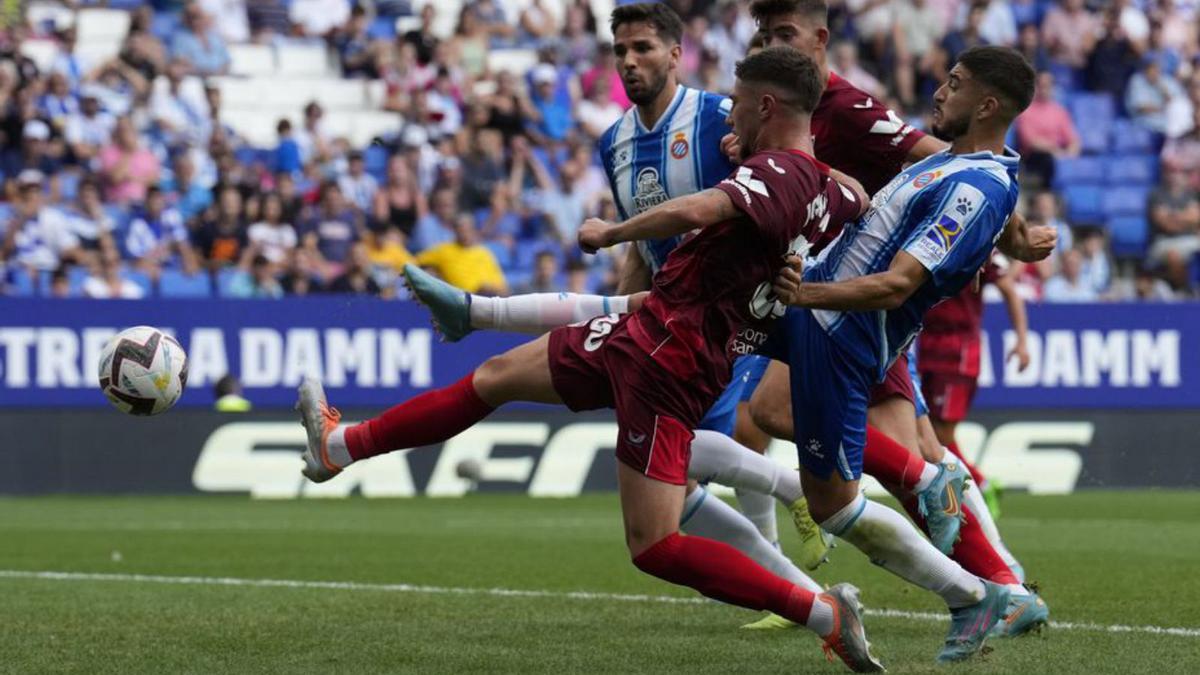 Carmona remata en l’acció del 0-2 ahir a l’RCDE Stadium | ALEJANDRO GARCÍA/EFE