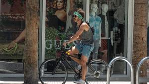 zentauroepp53329436 usa1471  miami beach  fl  eeuu   05 05 2020   un hombre pasa200507162220