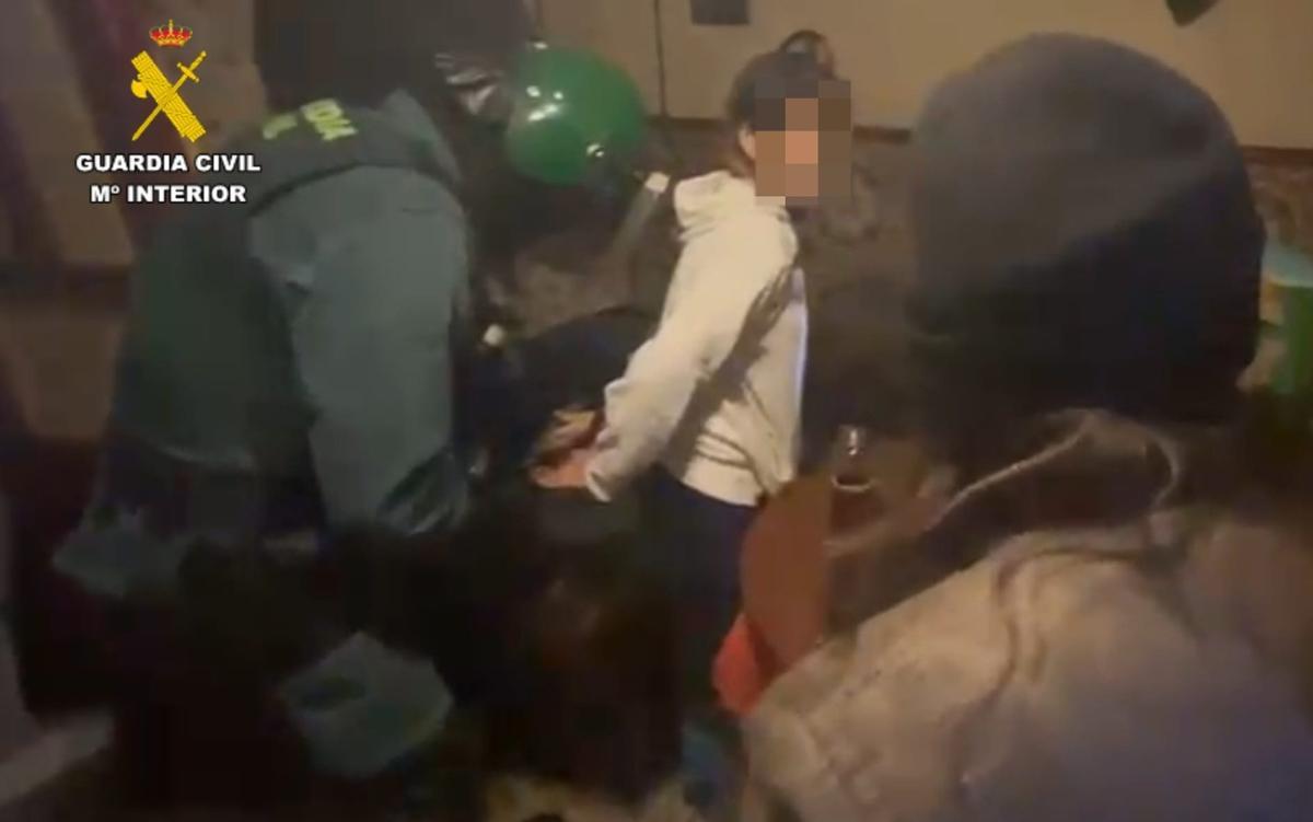 Detención de 5 personas en la localidad de Pilas por tráfico de drogas