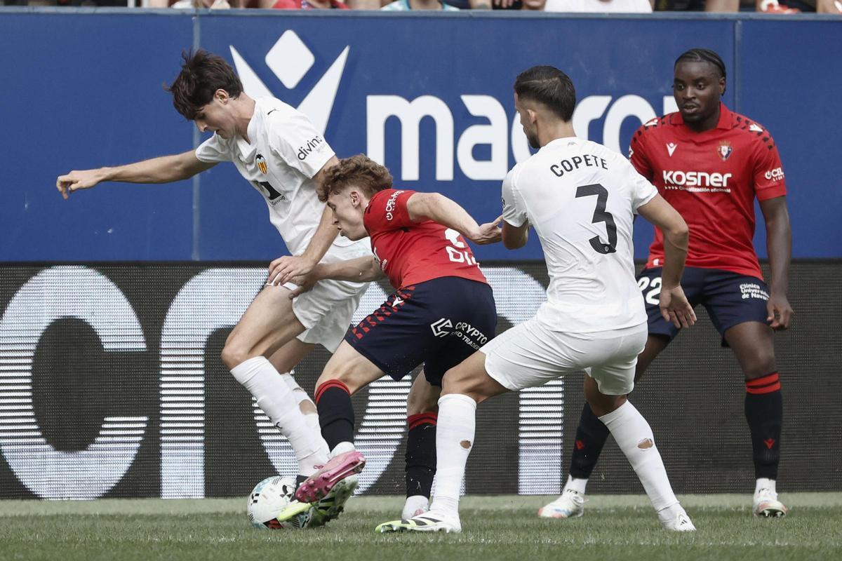 PAMPLONA, 24/08/2025.- El centrocampista del Osasuna VÃctor Muñoz (2i) pelea un balón ante Copete (2d), del Valencia, durante el partido de LaLiga entre el Osasuna y el Valencia, este domingo en el estadio del Sadar. EFE/ Jesús Diges