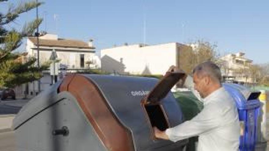 Un vecino hace uso del contenedor marrón.