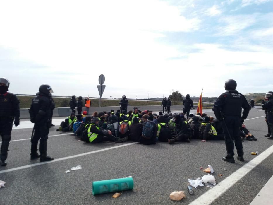 Els Mossos desallotgen els manifestants de l'AP-7