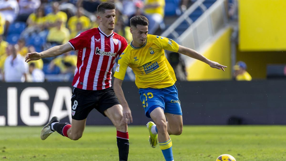 Mika Mármol ante Sancet en el partido entre la UD Las Palmas ante el Athletic