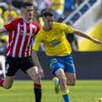 Mika Mármol ante Sancet en el partido entre la UD Las Palmas ante el Athletic