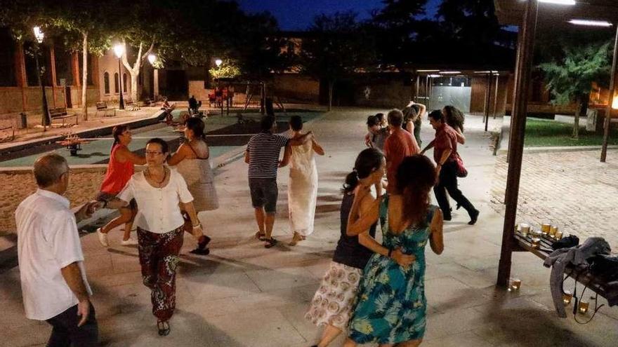 Varios ciudadanos bailan swing en el Parque de San Martín.