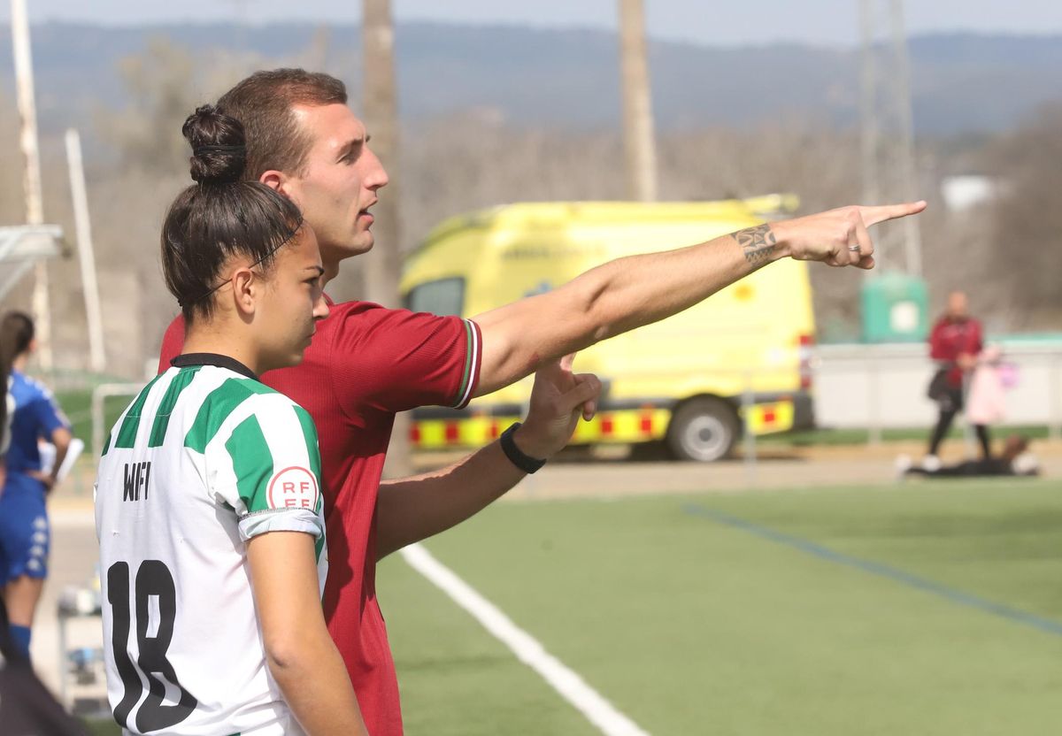 Contreras da instrucciones a Wifi en un partido ante el Betis B en la Ciudad Deportiva.