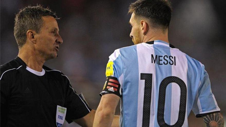 Messi dice que los improperios fueron lanzados &quot;al aire&quot; y no contra el asistente