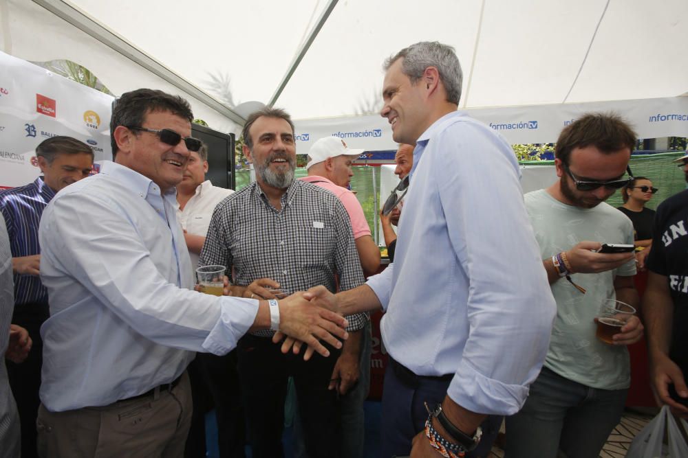 Toni Cabot, director de INFORMACIÓN saluda al director de Hidraqua en Alicante, Miguel Ángel Benito en presencia de Paco Bernabé, jefe de Provincia de INFORMACIÓN