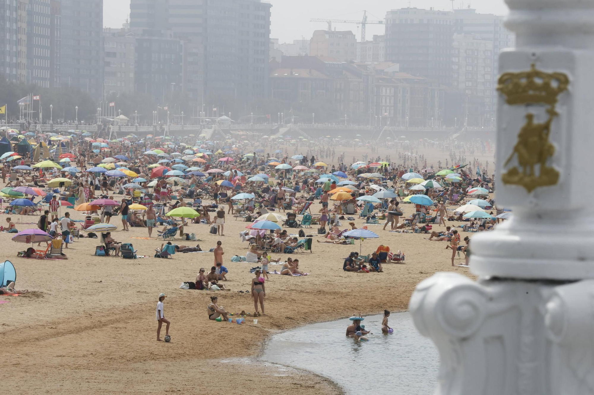 En imágenes: Gijón disfruta de otra jornada calurosa y con mucho bochorno