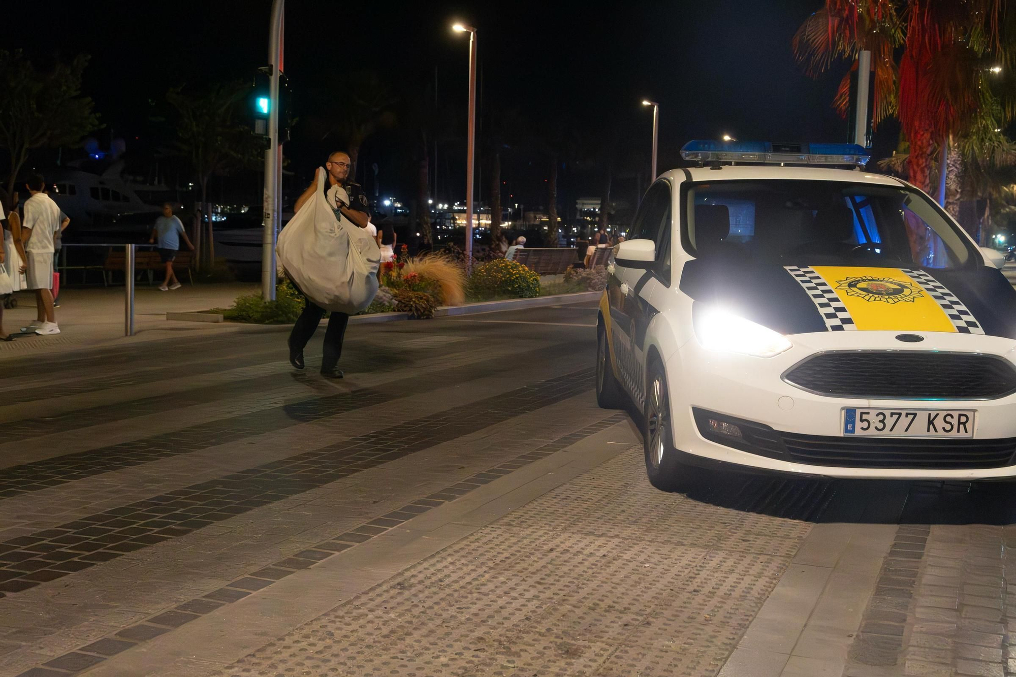 Operativo conjunto policial contra el ‘top manta’ en el puerto de Alicante