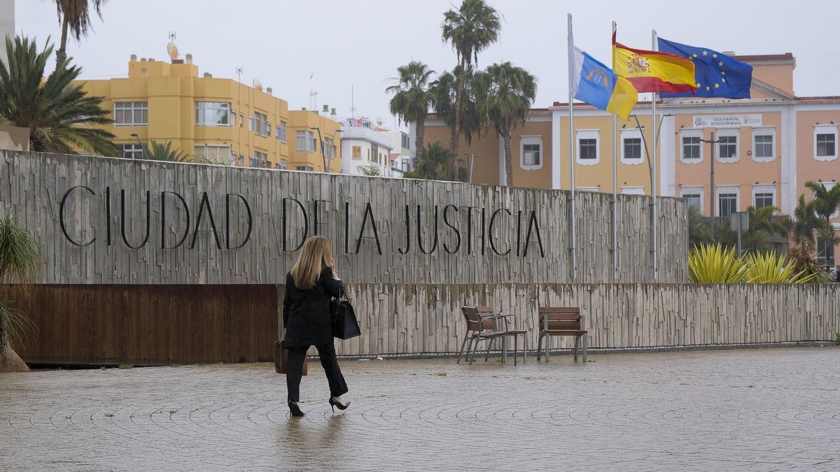 Una abogada este martes a la salida de la Ciudad de la Justicia.