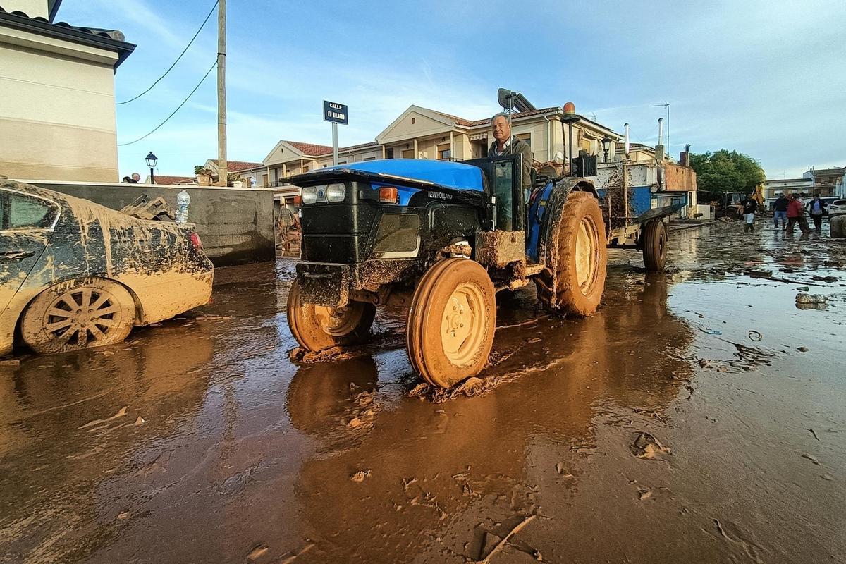 Un vecino de Utiel colabora con su tractor en la limpieza tras la dana.