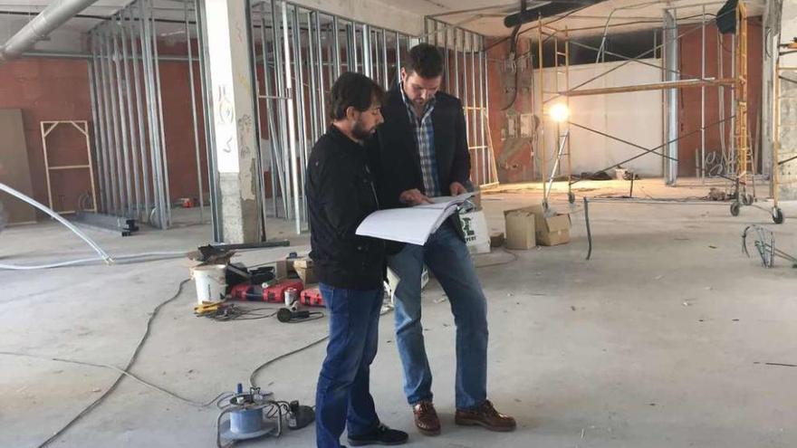 El alcalde y el aparejador municipal, revisando el plano en la obra del Centro do Maior de A Estrada.