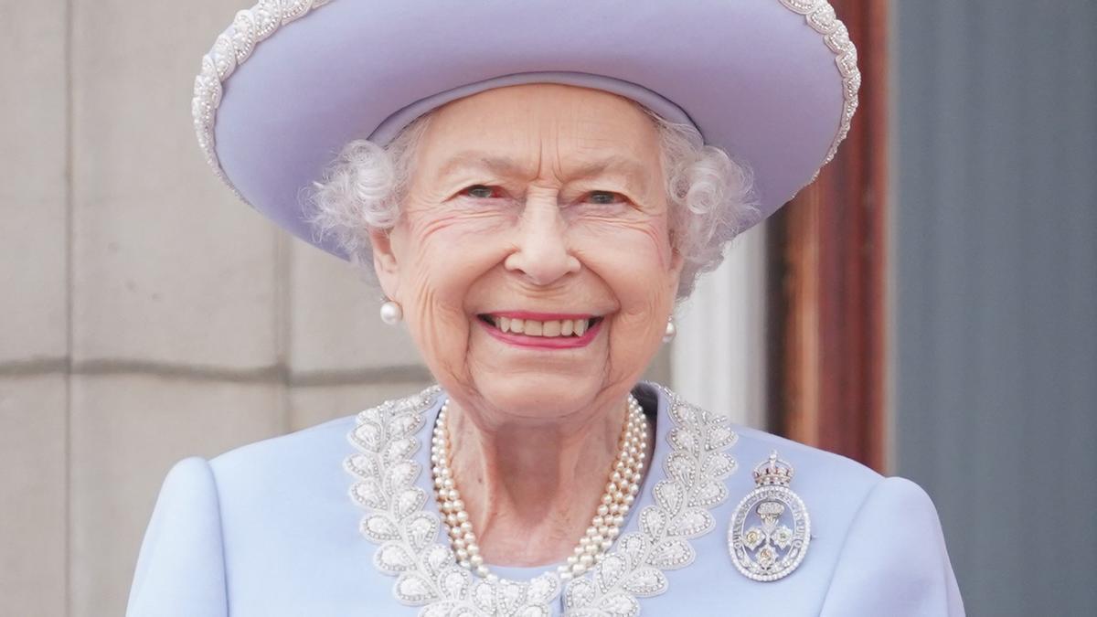 La reina Isabel II de Inglaterra observa desde el balcón de palacio la celebración de la ceremonia del Trooping the Colour, en el primer día de la celebración de su jubileo de platino.