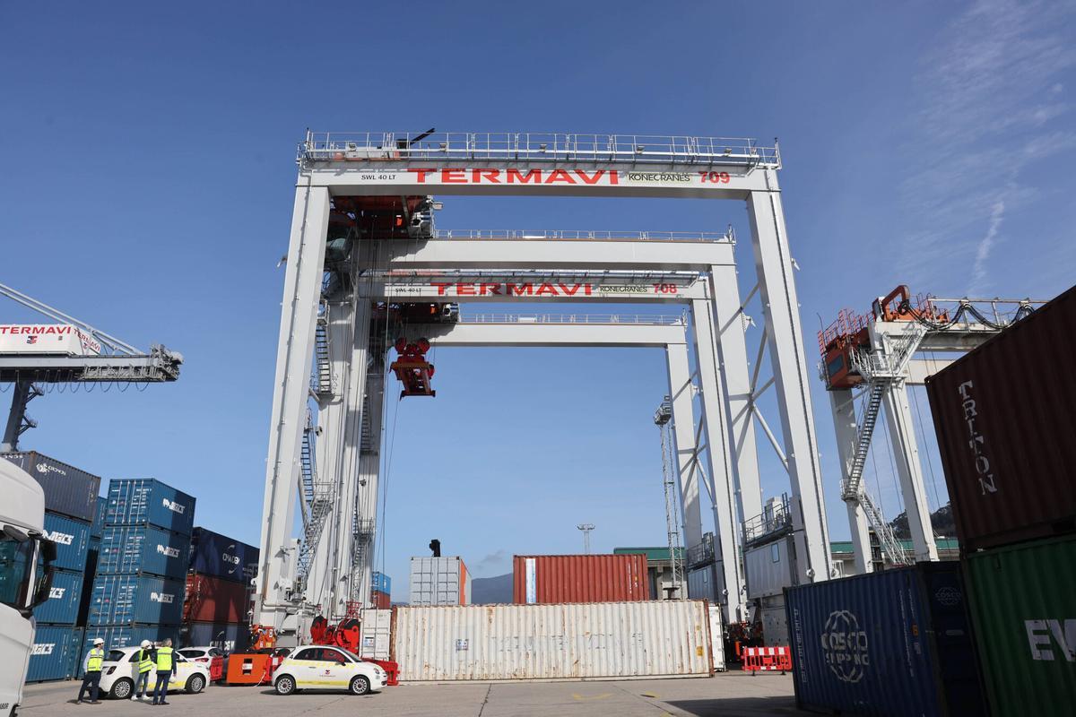 La nueva grúa pórtico, o RTG, que empezará a funcionar en los próximos días