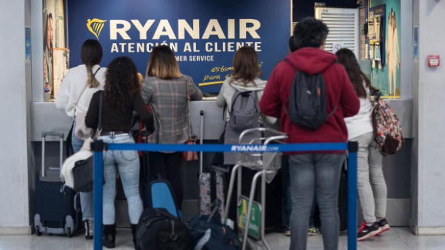 Ryanair cifra en 200 los despidos tras la clausura de las bases en Canarias