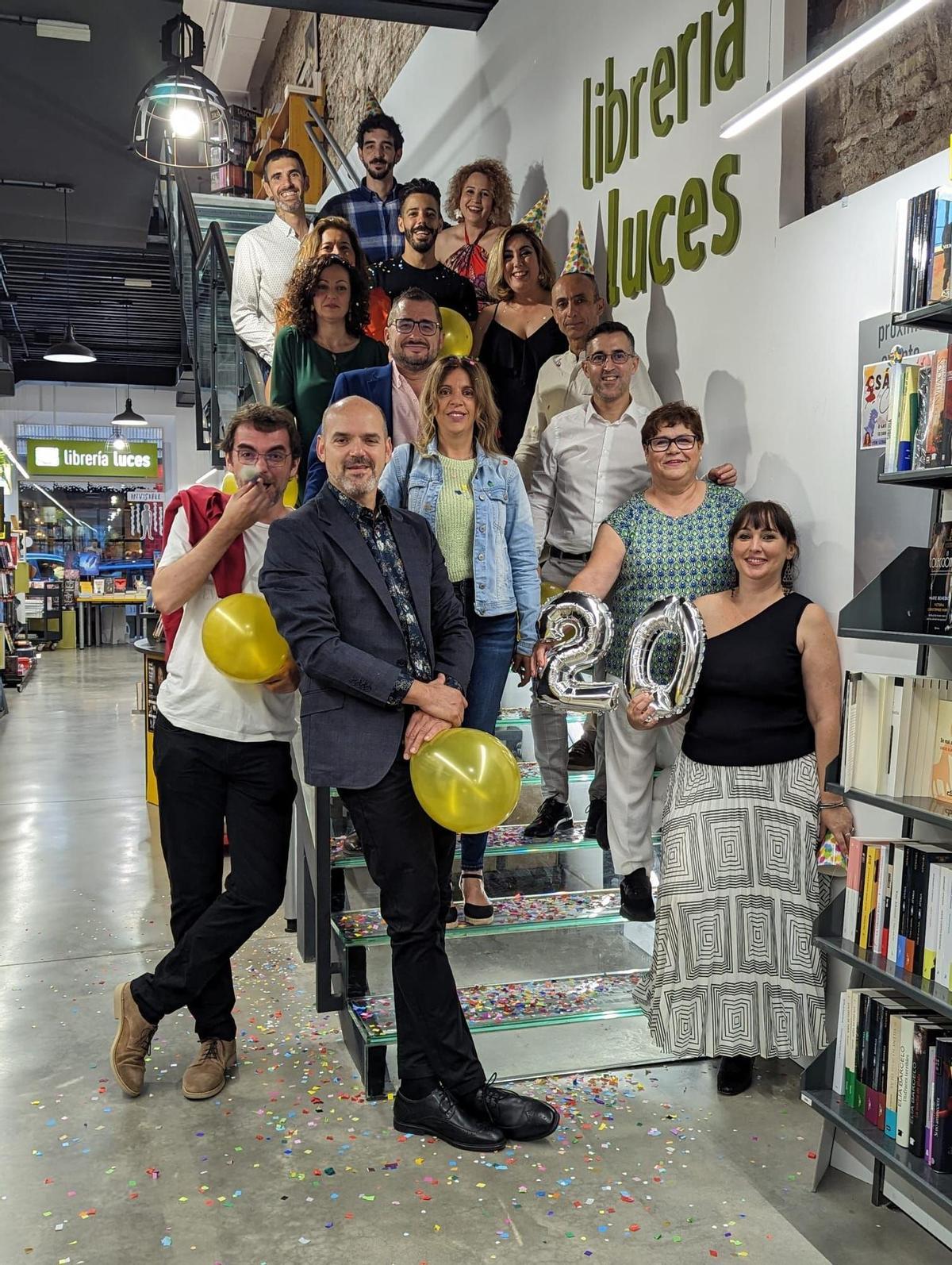 Los trabajadores de la librería Luces, en la Alameda Principal, celebran el 20 aniversario.