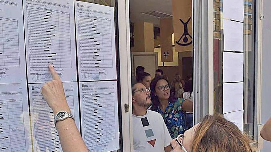 Una opositora mira las listas de una convocatoria de empleo público.