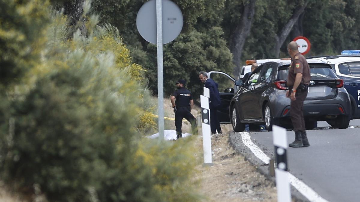 Momento del levantamiento del cadáver tras el asesinato a tiros de Borja Villacís.