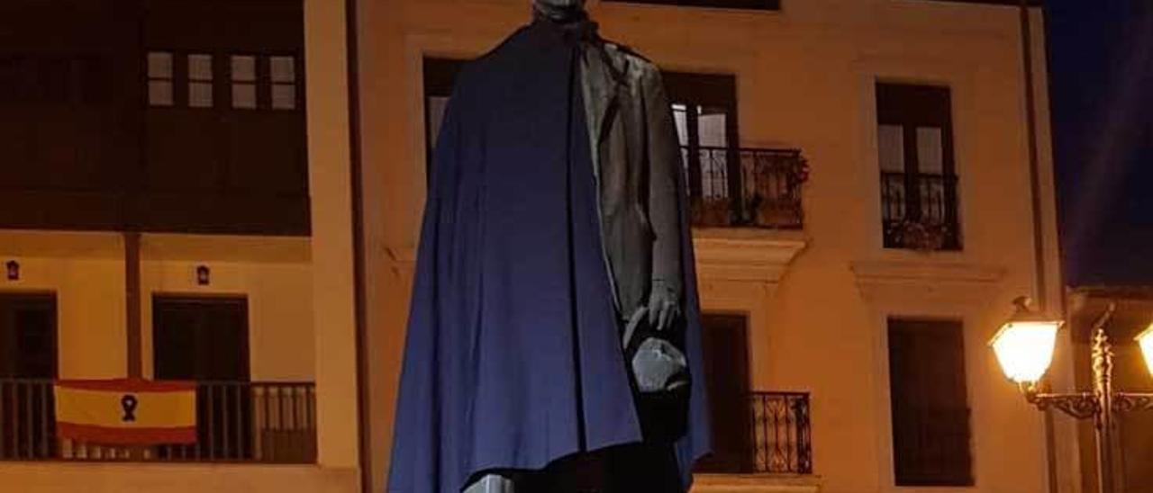 La estatua de Pedro Alonso con capa y montera picona, ayer.