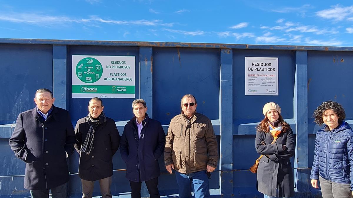 Representantes de Diputación, Cobadu y Asovino en la visita a las instalaciones de Fuentesaúco