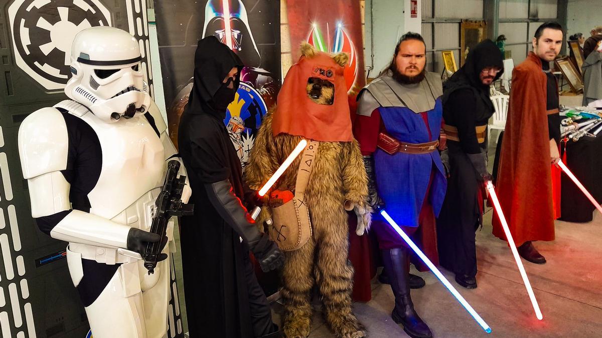 Compra, vende, cambia, así es la Feria del Coleccionismo de Mieres, en la que "hay de todo"