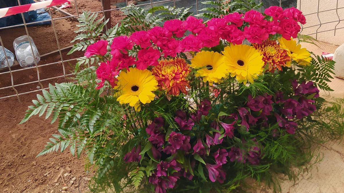 Arreglo floral con los colores de la bandera republicana colocado ante la fosa de Belchite.